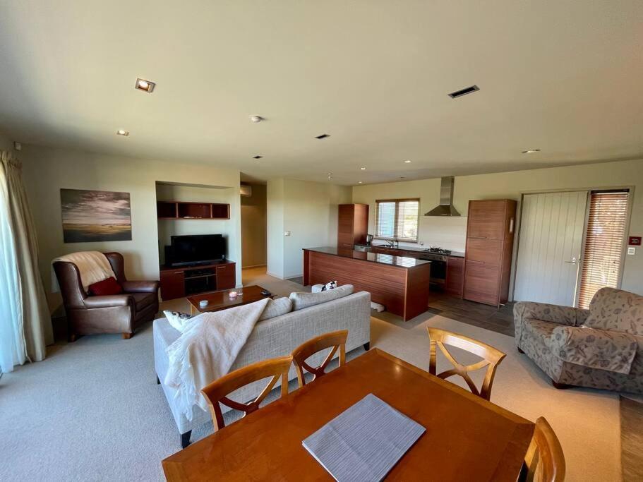 Terrace Downs 2 Bedroom Apartment Windwhistle Bagian luar foto